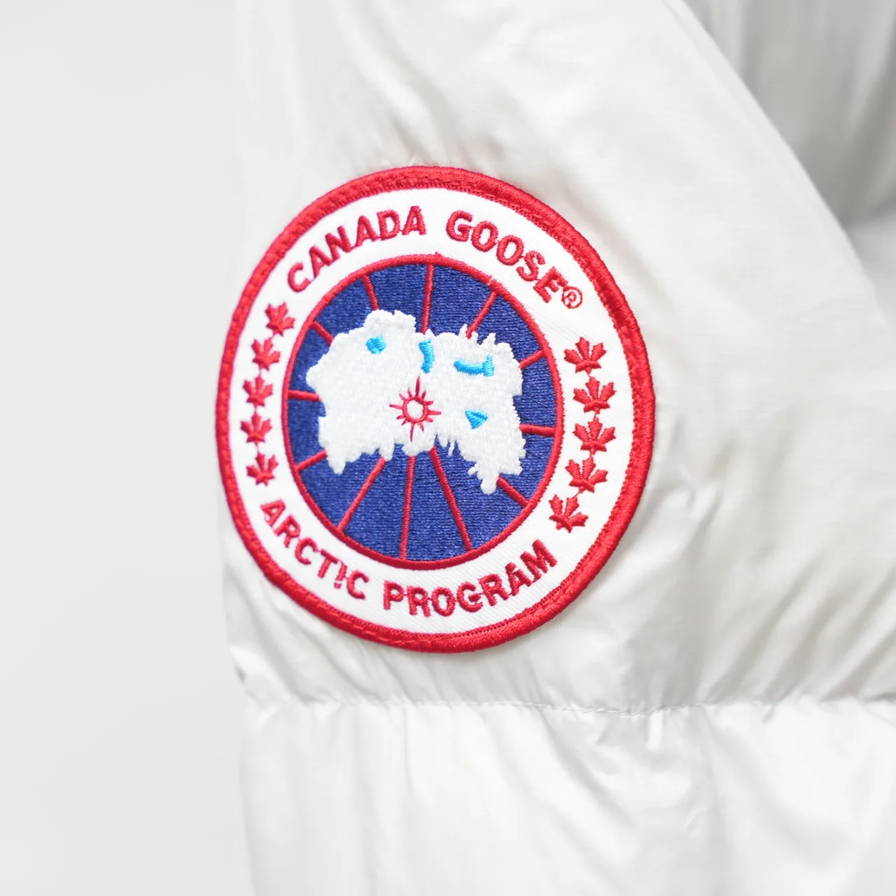 P780 CANADA GOOSE丨Canada Goose 2252 Puff Hooded Down Jacket Color: Gray White Red Size: XS-XXL